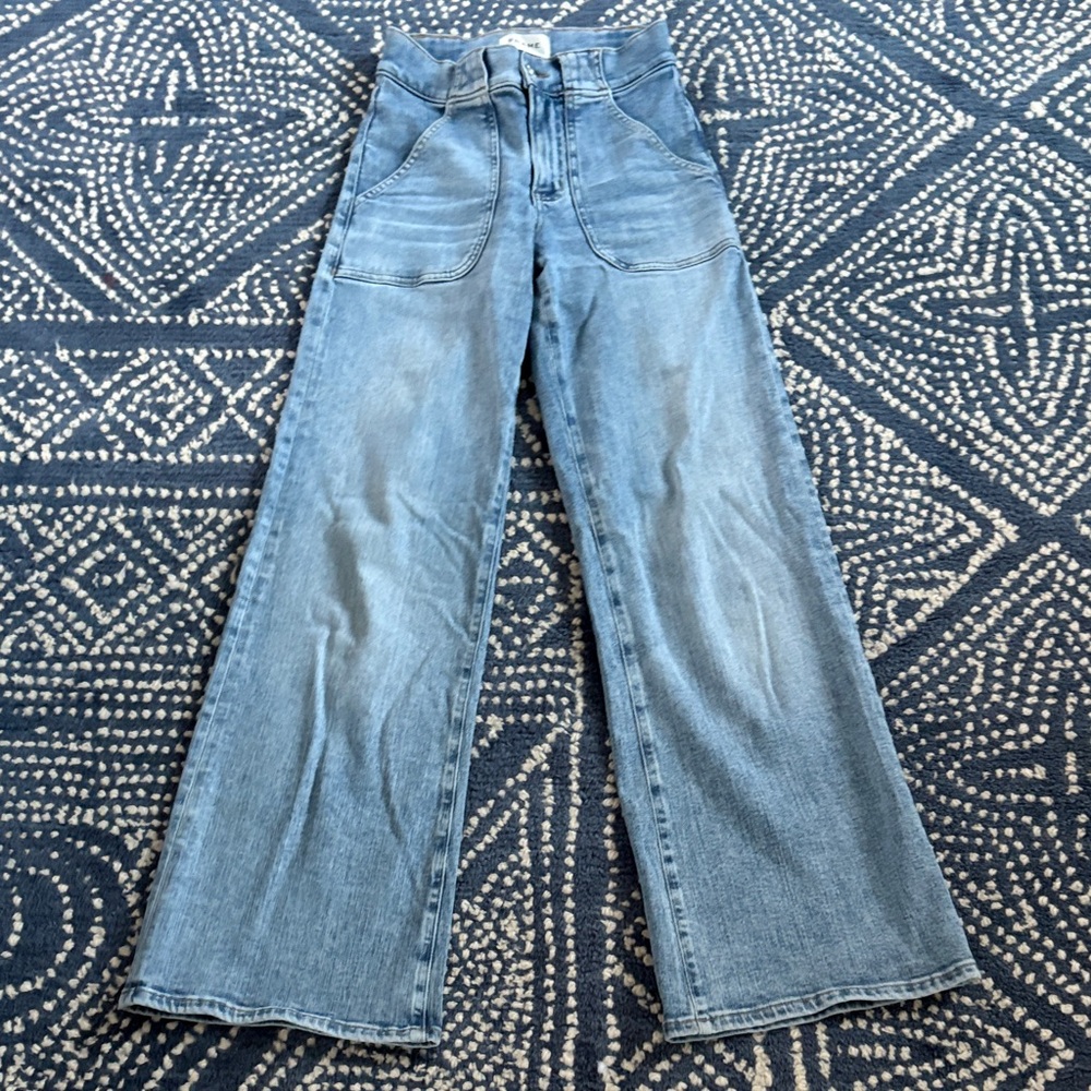 FRAME modern pocket jean mint condition size 24
Zero rips stains or flaws - Picture 2 of 3